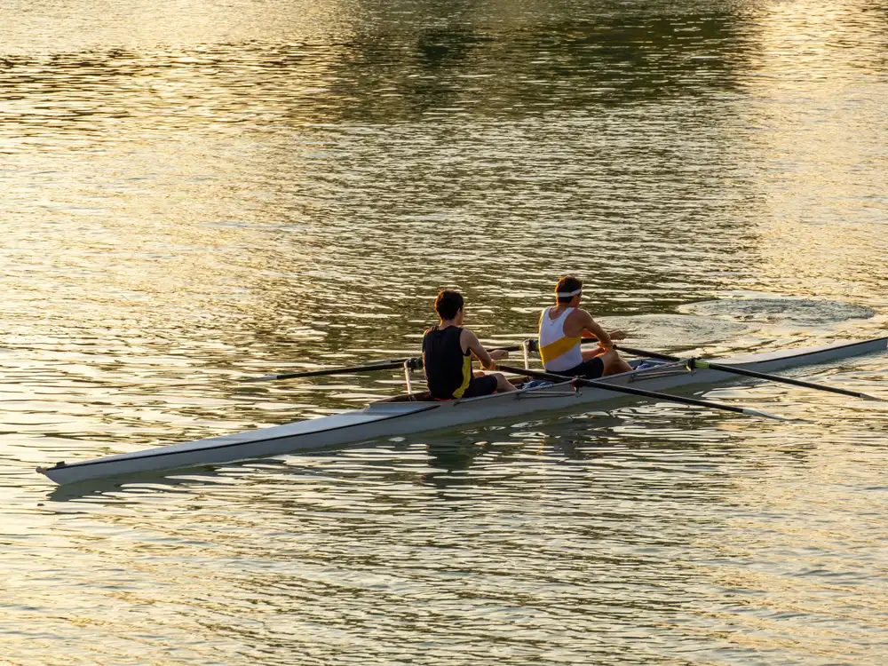 Deux de couple à la lumière dorée